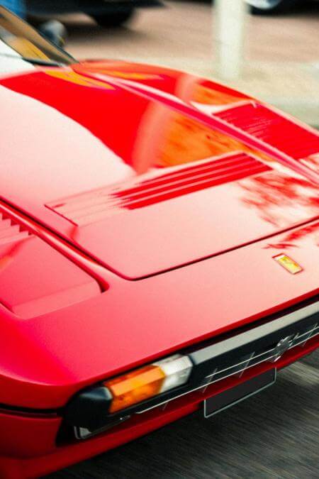 Front eines roten Ferrari 308 GTS Oldtimers
