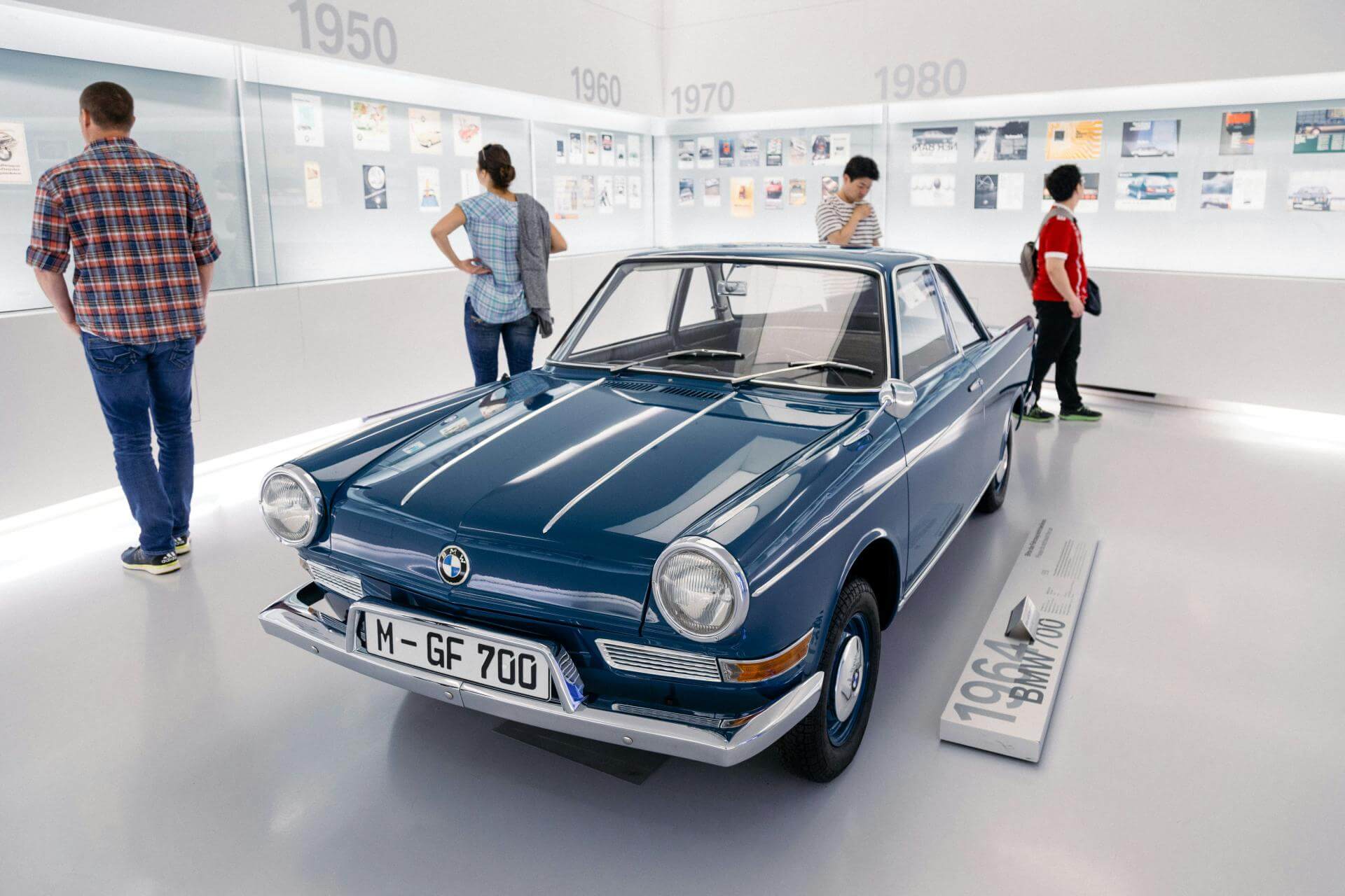 blauer BMW 700 Oldtimer in einem Museum