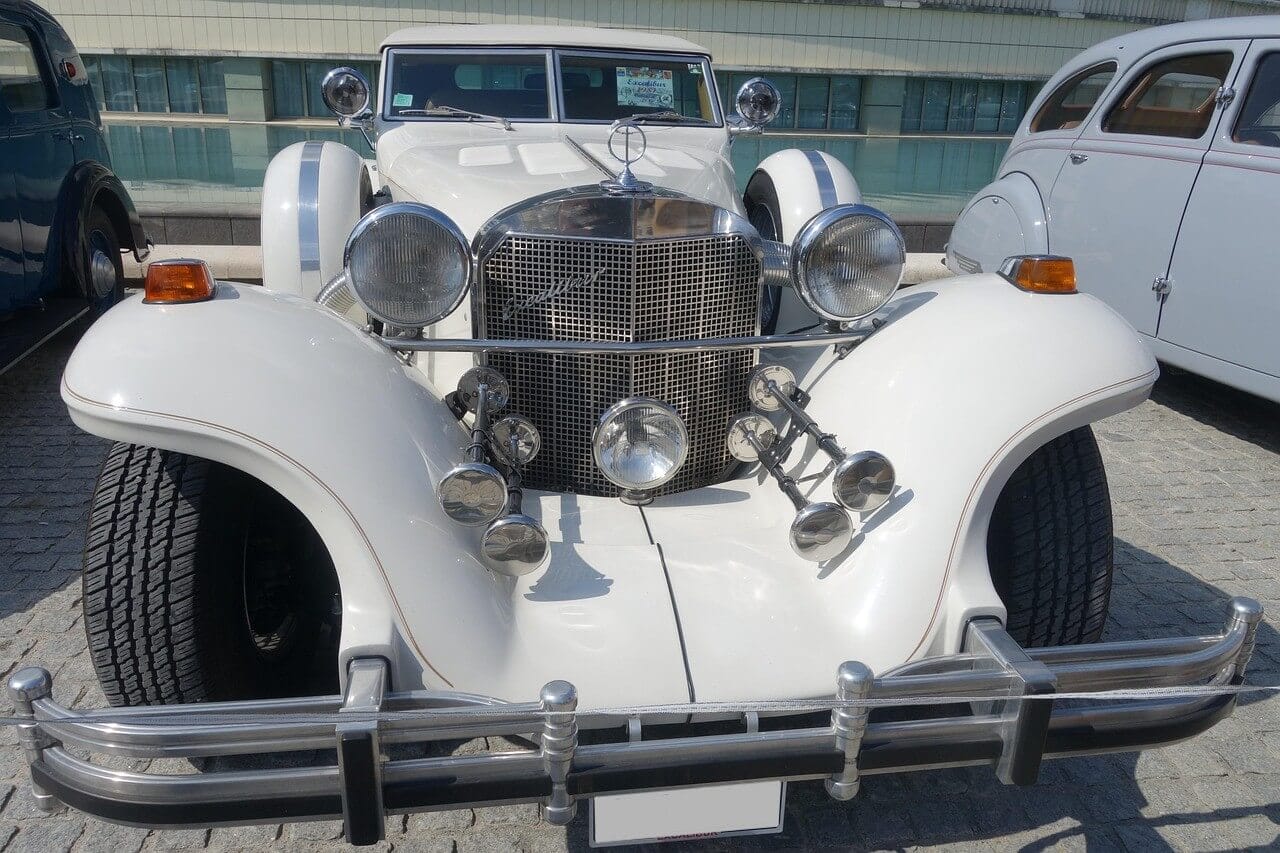 weißer Excalibur V Oldtimer