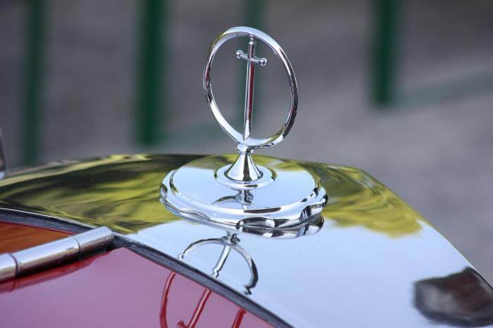Emblem eines Excalibur Oldtimers