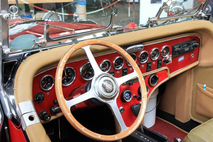 Cockpit eines Excalibur III Oldtimers