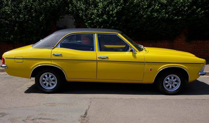 gelber Ford Cortina MK III Oldtimer