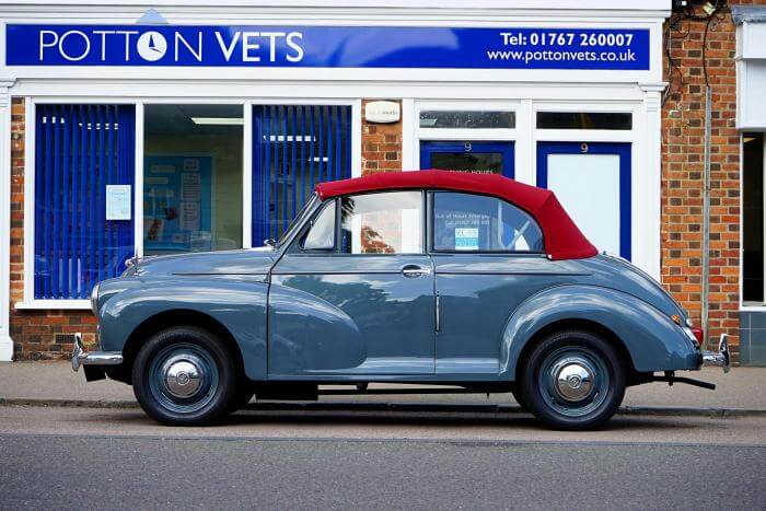 blauer Morris Minor Cabriolet-Oldtimer mit rotem Verdeck
