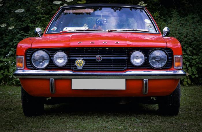 roter Ford Cortina MK III Oldtimer