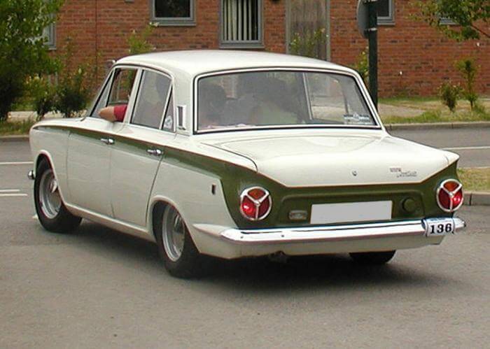 weißer Ford Cortina MK1 Oldtimer aus dem Jahr 1966