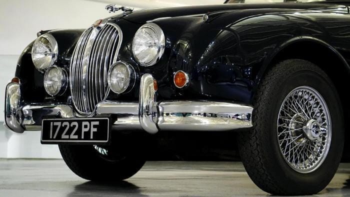 Front eines schwarzen Jaguar XK 150 Roadster Oldtimers