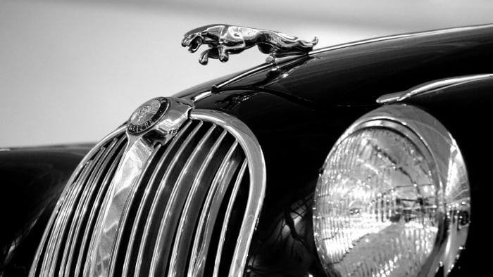 Edle Details eines Jaguar XK 150 Roadsters - Motorhaube mit Kühlerfigur