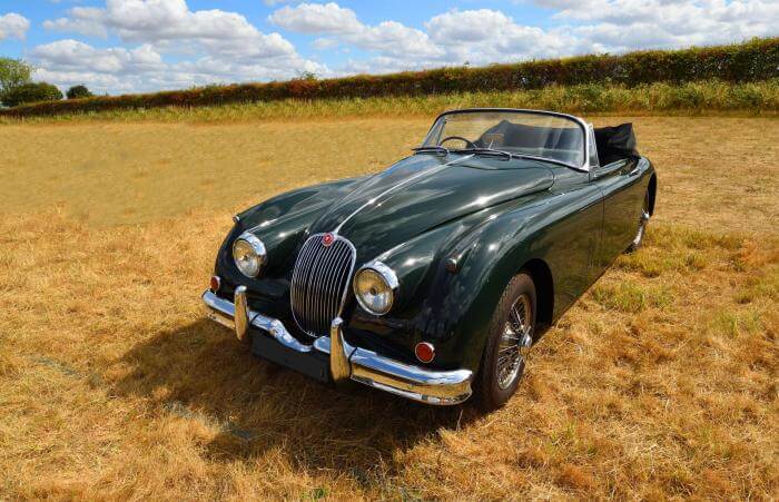 schwarzer Jaguar XK 150 Roadster Oldtimer
