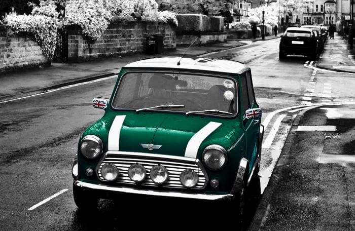 Austin Mini Oldtimer in der Farbe Racing Green