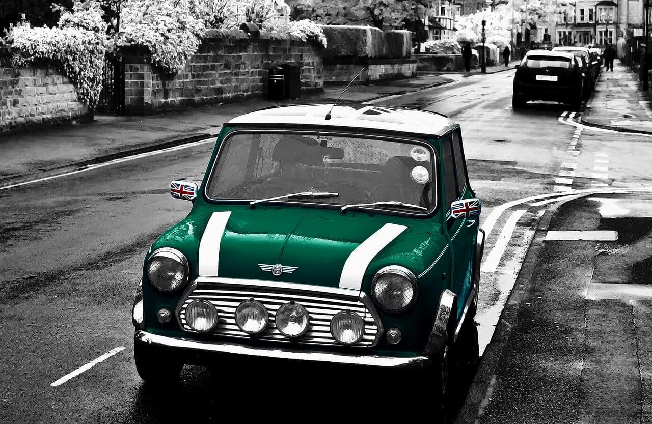 Austin Mini Oldtimer in der der Farbe Racing Green