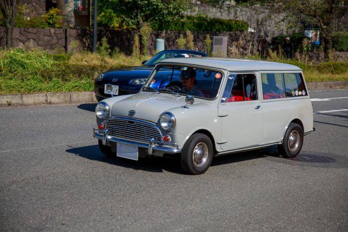 Weißer Austin Mini Kombi (Oldtimer)