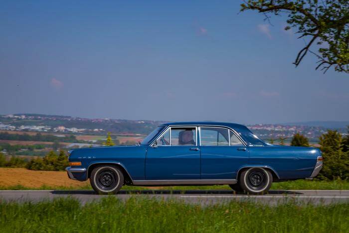 Blauer Opel Admiral Oldtimer