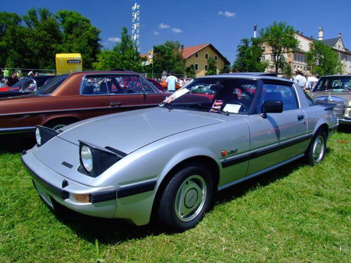 silberner Mazda RX-7, Oldtimer von 183 mit 115 PS