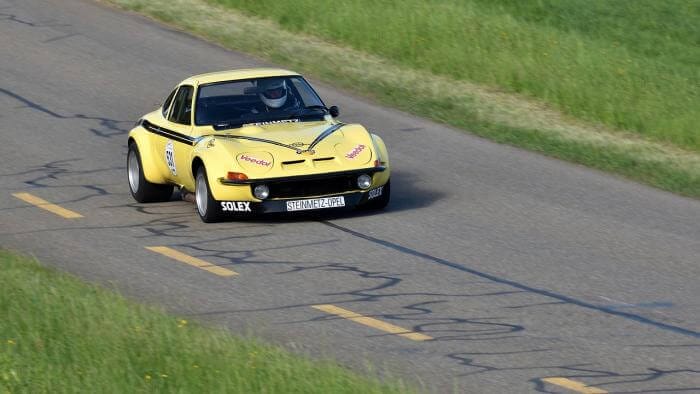 gelber Opel GT Rennwagen