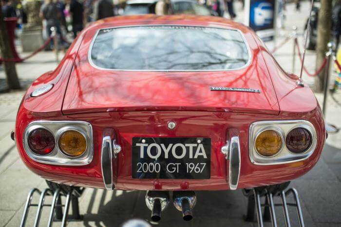 Rückansicht eines roten Toyota 2000 GT Oldtimers aus dem Jahr 1967