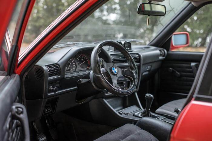 Cockpit eines BMW E30 Oldtimers