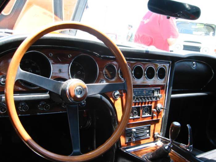 Cockpit eines Toyota 2000 GT Oldtimers