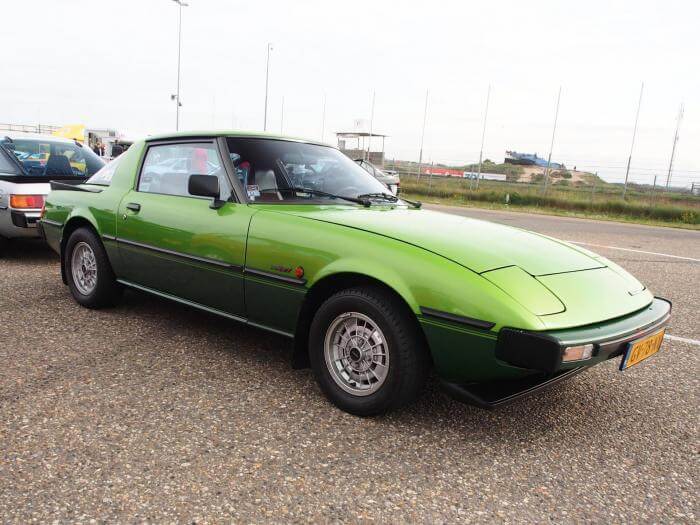 grüner Oldtimer Mazda RX-7 aus dem Jahr 1981