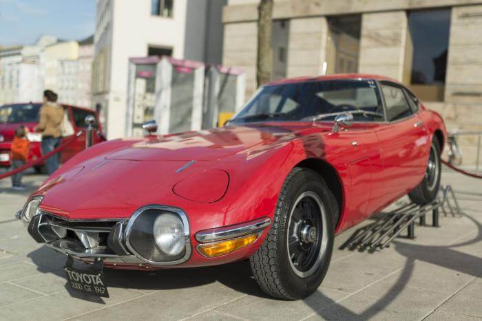 roter Toyota 2000 GT Oldtimer aus dem Jahr 1967