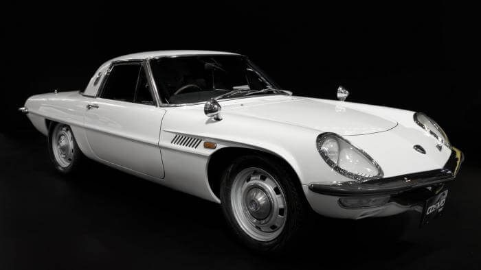 weißer Mazda 110 Cosmo Sport Oldtimer aus dem Jahr 1967