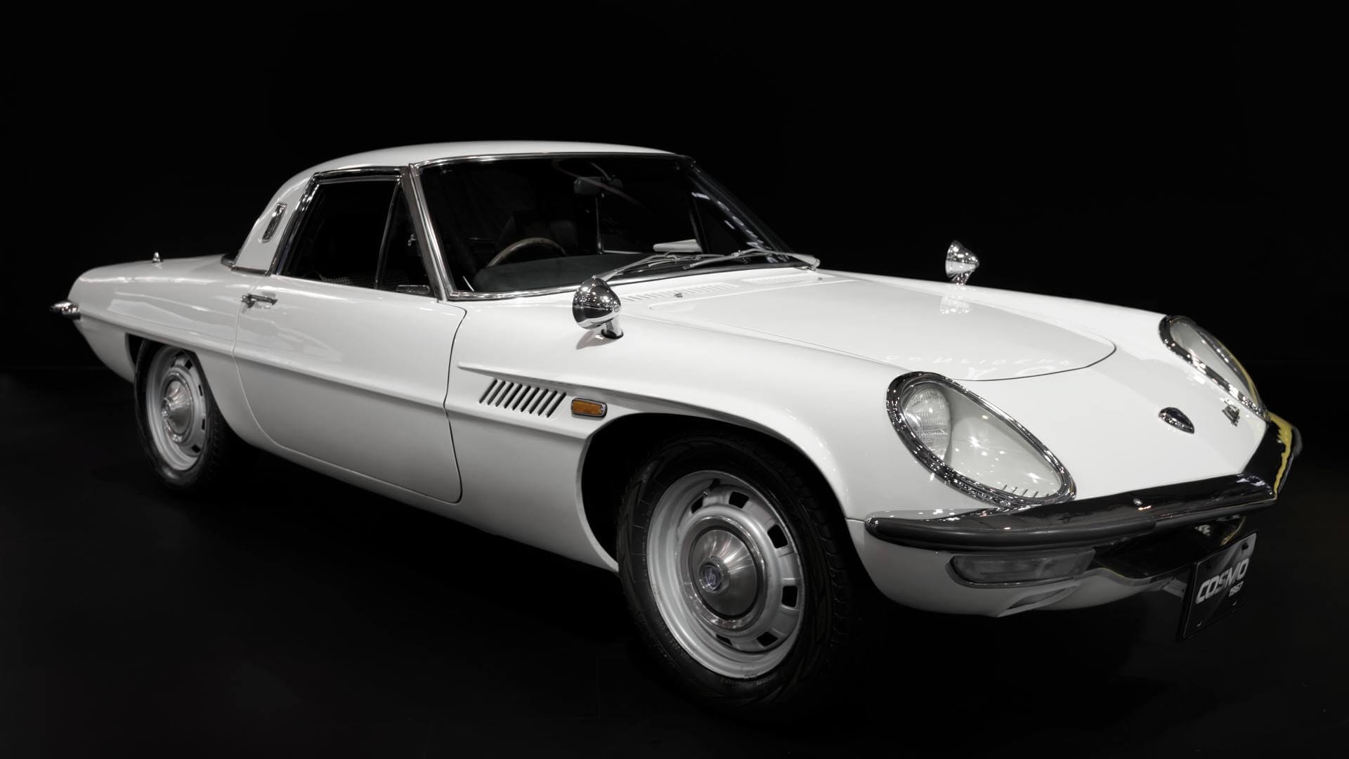 weißer Mazda 110 Cosmo Sport Oldtimer aus dem Jahr 1967