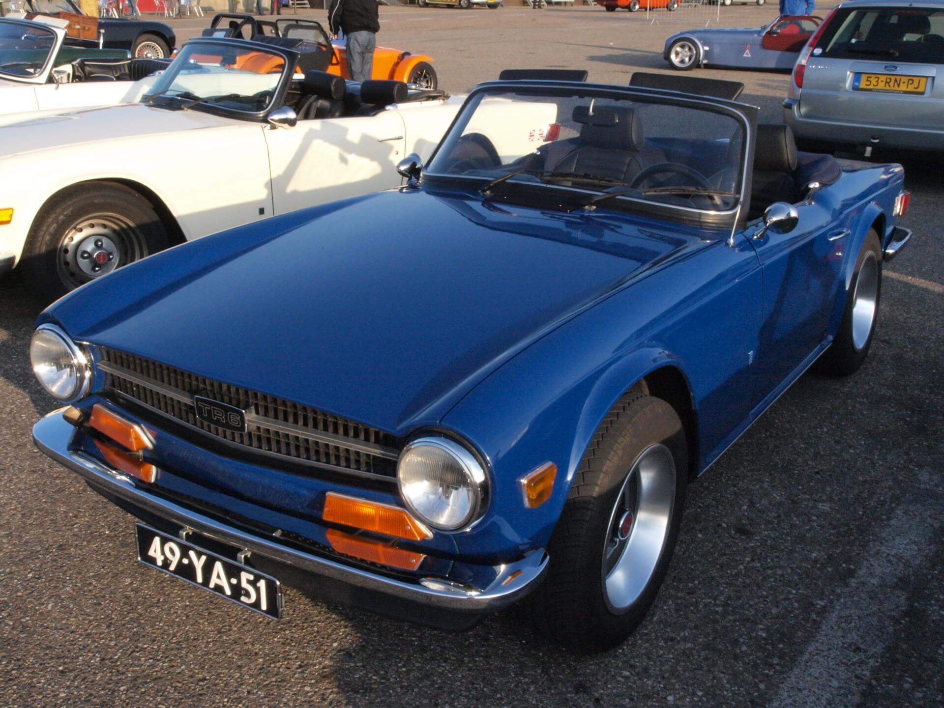 blauer Triumph TR6 Oldtimer