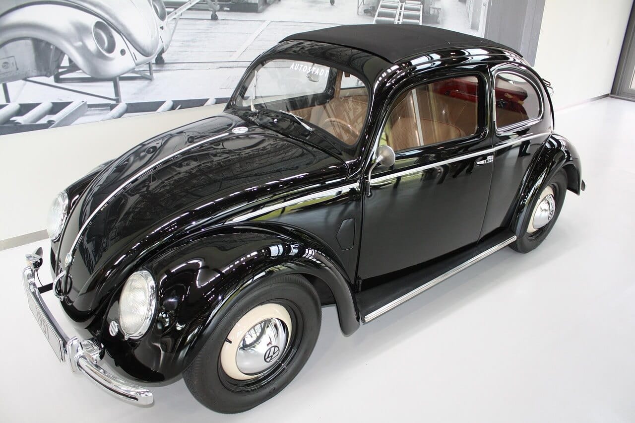 schwarzer VW Käfer-Oldtimer