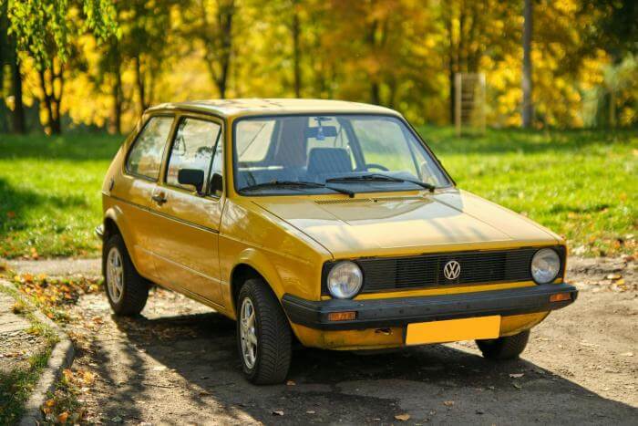 gelber VW Golf-Oldtimer