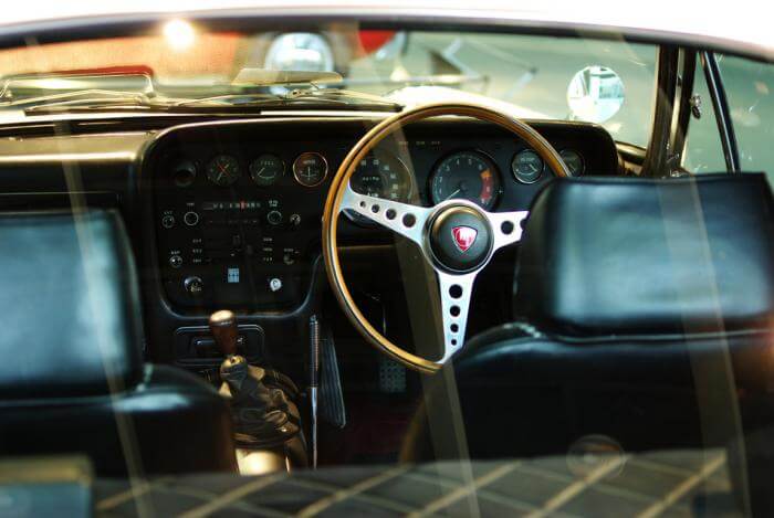 Cockpit eines Mazda Cosmo Sport L10B Oldtimers
