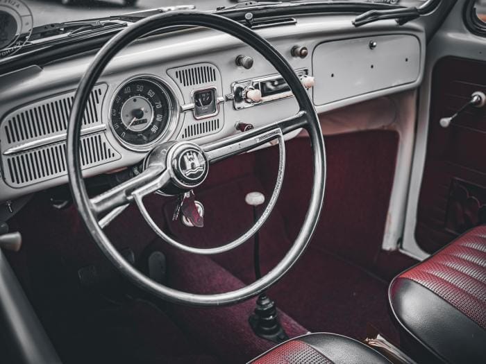 Cockpit eines VW Käfer-Oldtimers