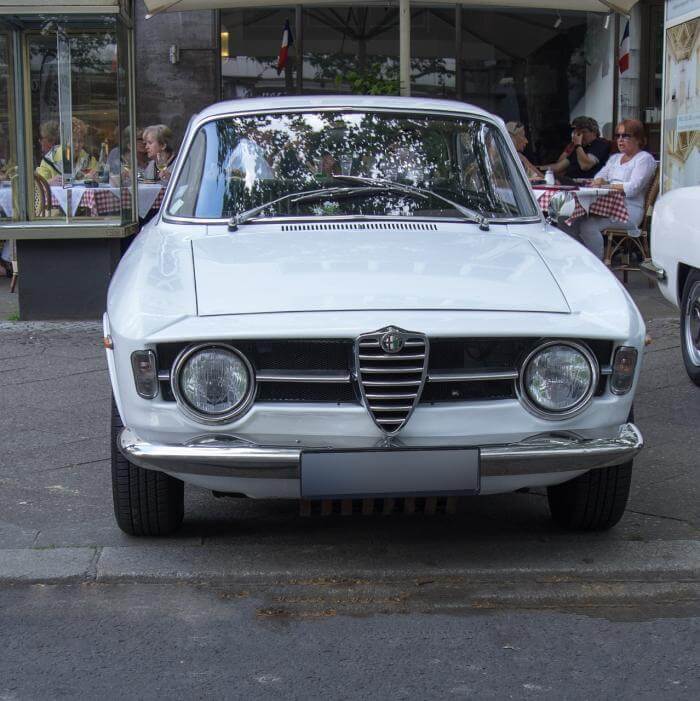 Alfa Romeo Giulia GT Oldtimer vor einem italienichen Restaurant