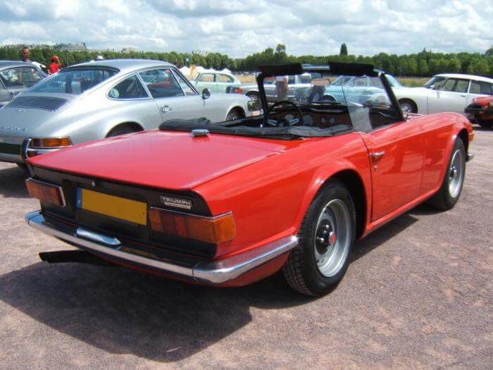 Heckansicht eines roten Triumph TR6 Oldtimers