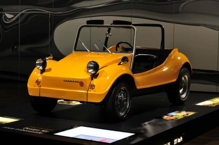 gelber Strandbuggy auf Basis einen VW Käfer Oldtimers