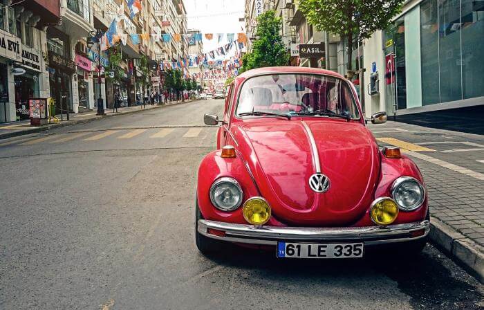 roter VW Käfer-Oldtimer