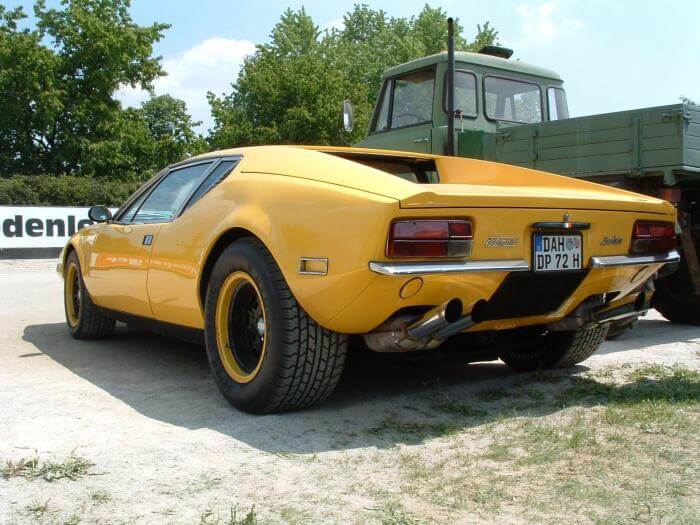 Heck eines gelben De Tomaso Pantera Oldtimers