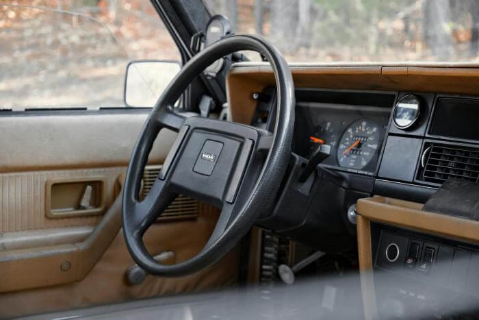 Cockpit eines Volvo 240 Oldtimers