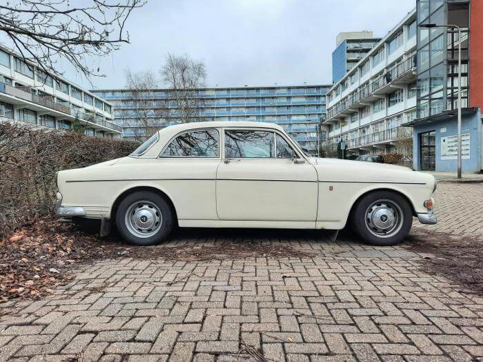 weißer Oldtimer Volvo Amazon P130