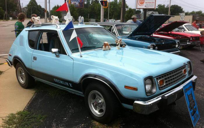 hellblauer AMC Gremlin Oldtimer aus dem Jahr 1978