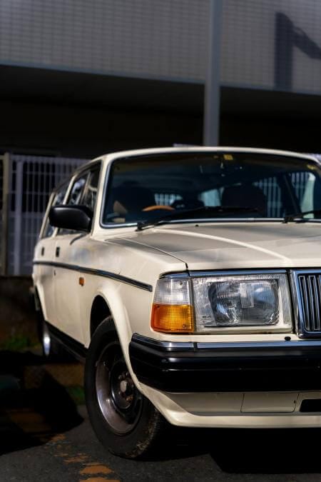 Front eines weißen Volvo 240 Oldtimers