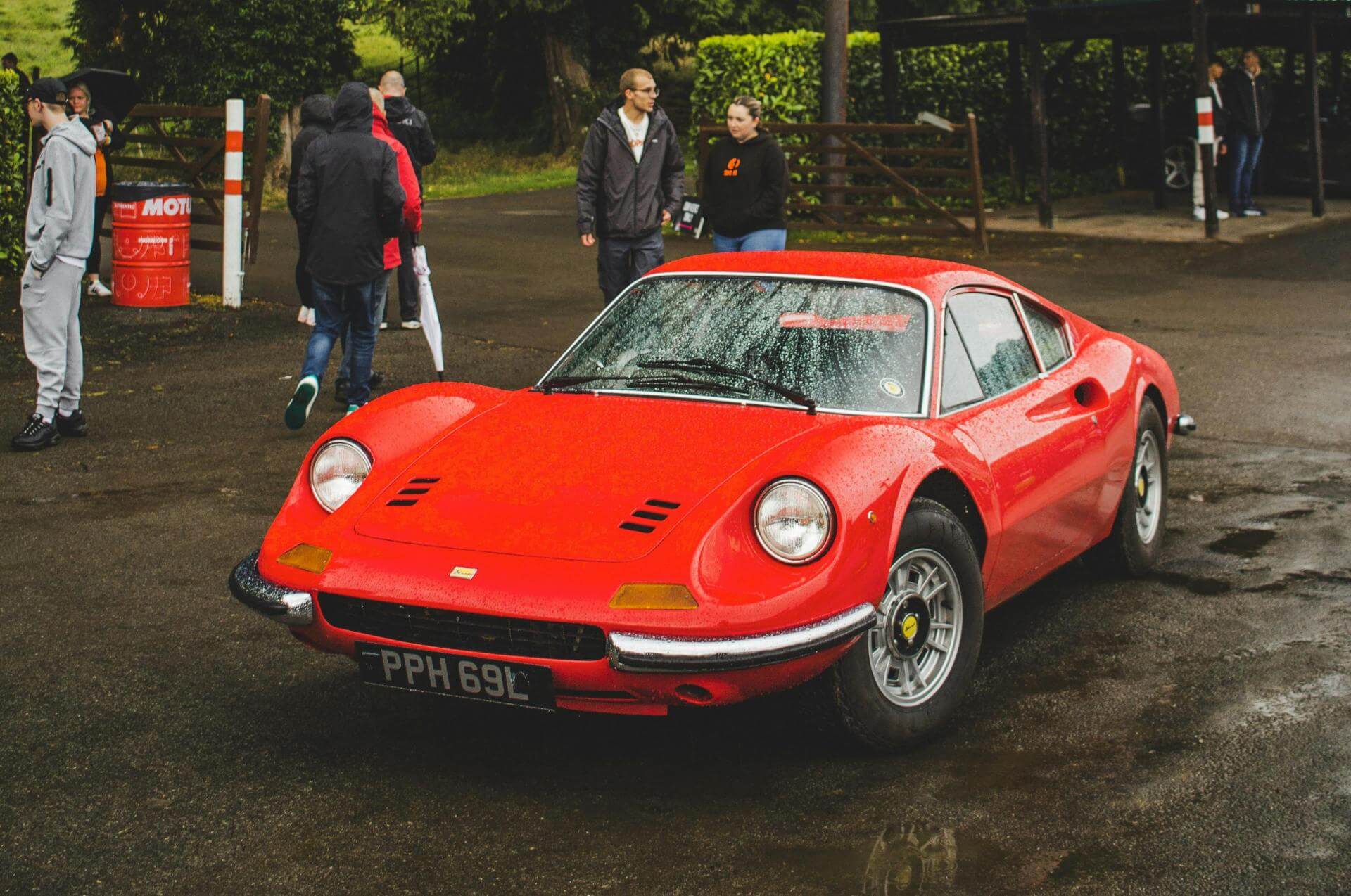 Oldtimer Ferrari Dino 246 GT in rot