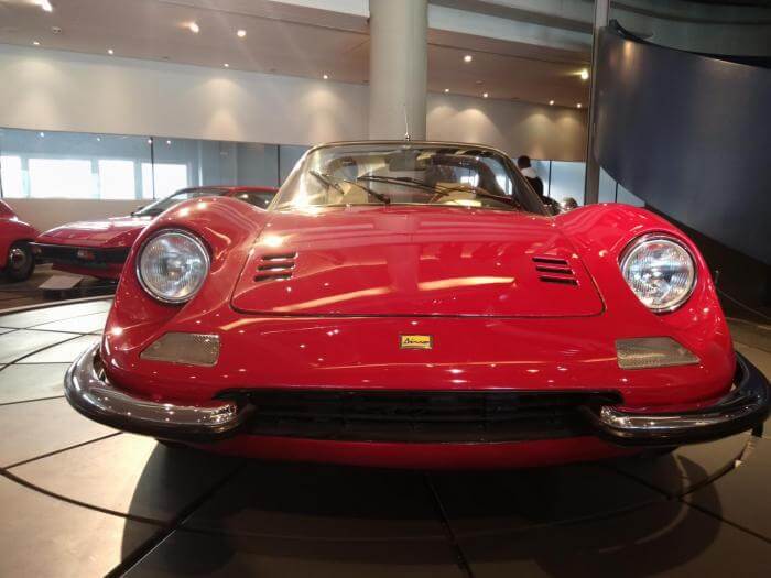 Front eines roten Dino 246 GTS Oldtimers