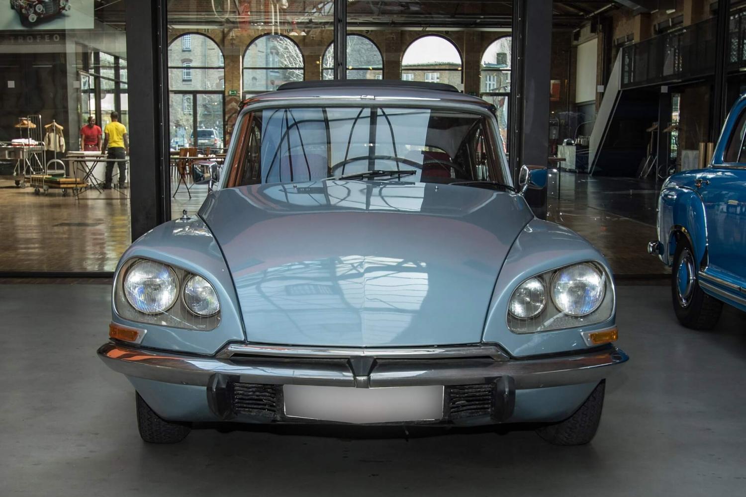 Dies ist ein sehr gut erhaltener Citroën Pallas Oldtimer.