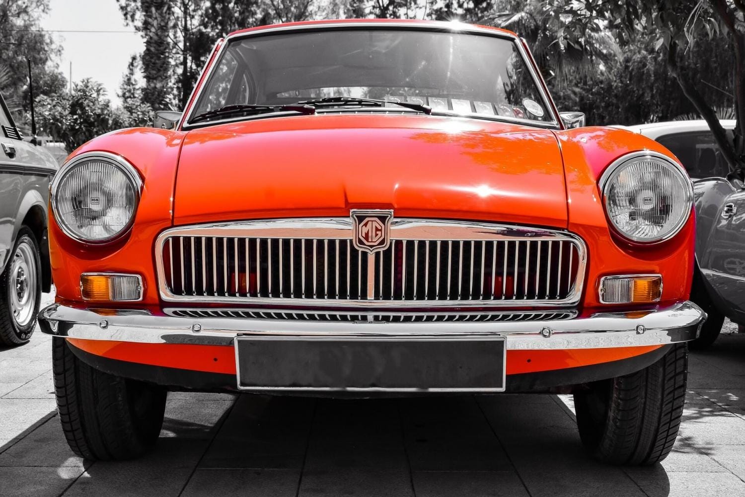 Front eines roten MG Oldtimers