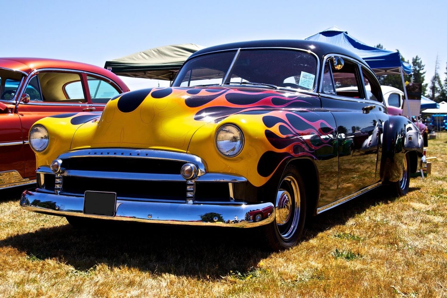 Ford ist bekannt für seine herausragenden Beiträge zur Muscle-Car-Ära. Dieses Foto zeigt einen auffälligen Ford Oldtimer aus dieser Ära.