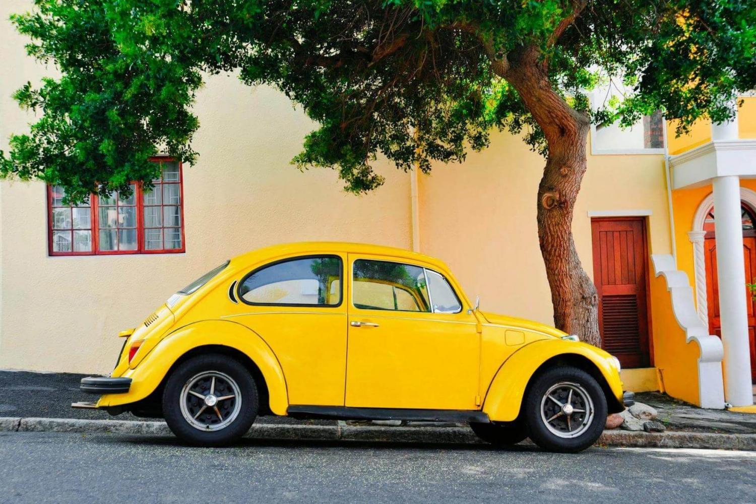 gelber VW Käfer Oldtimer
