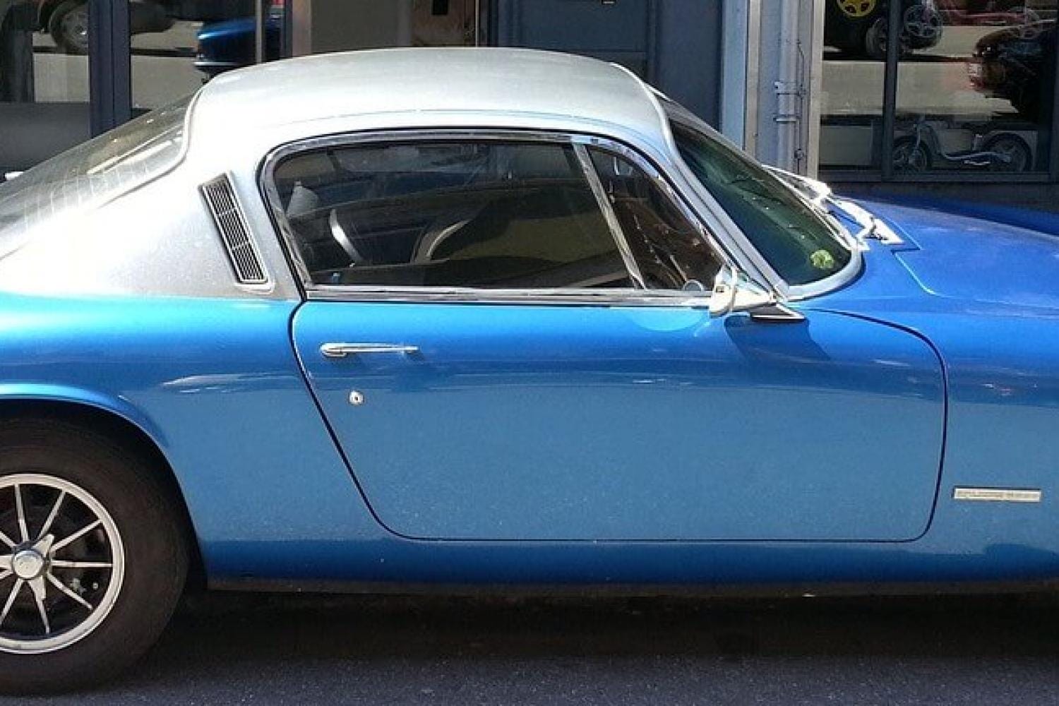 Lotus Oldtimer-blau